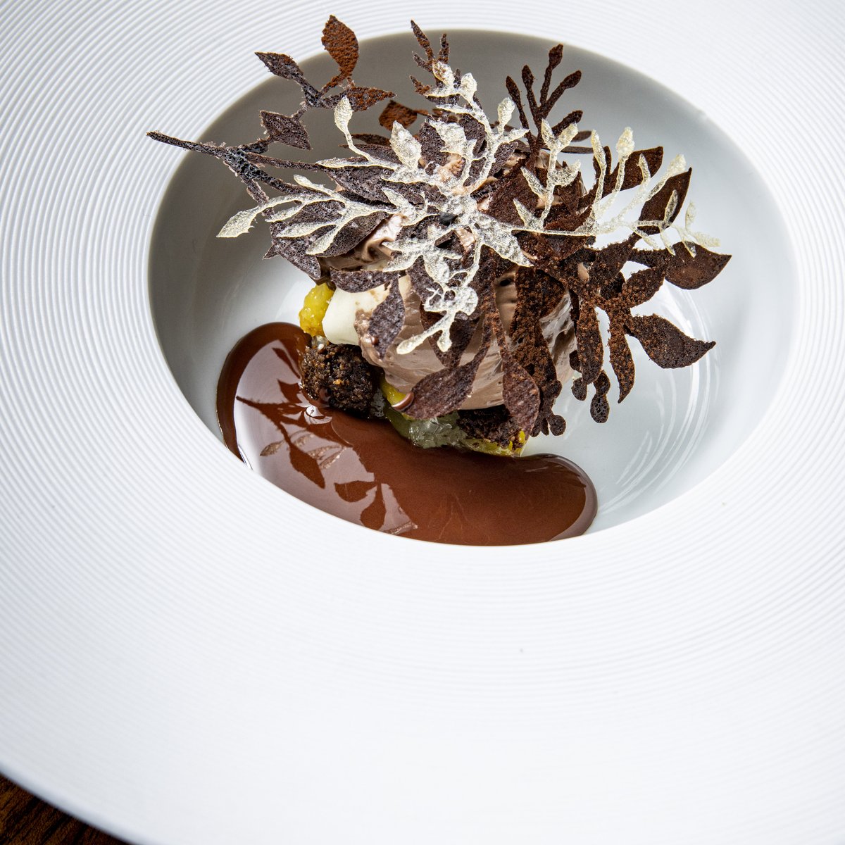 Un dessert au chocolat de Granite, sculpture de chocolat et sauce cacao