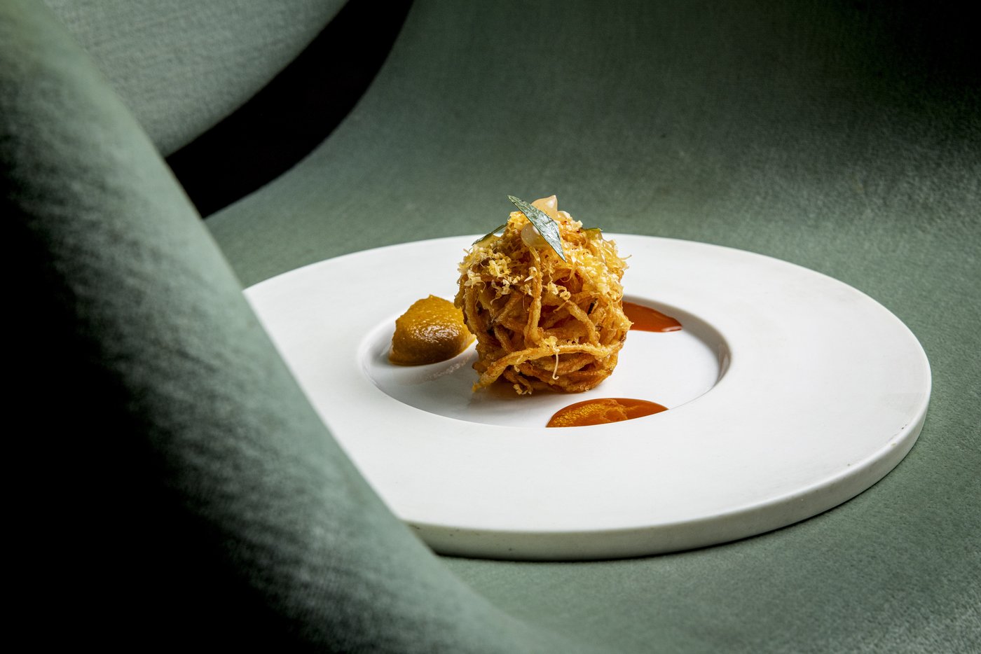 La tempura de carotte de Granite, vieille mimolette, mole de carotte et estragon