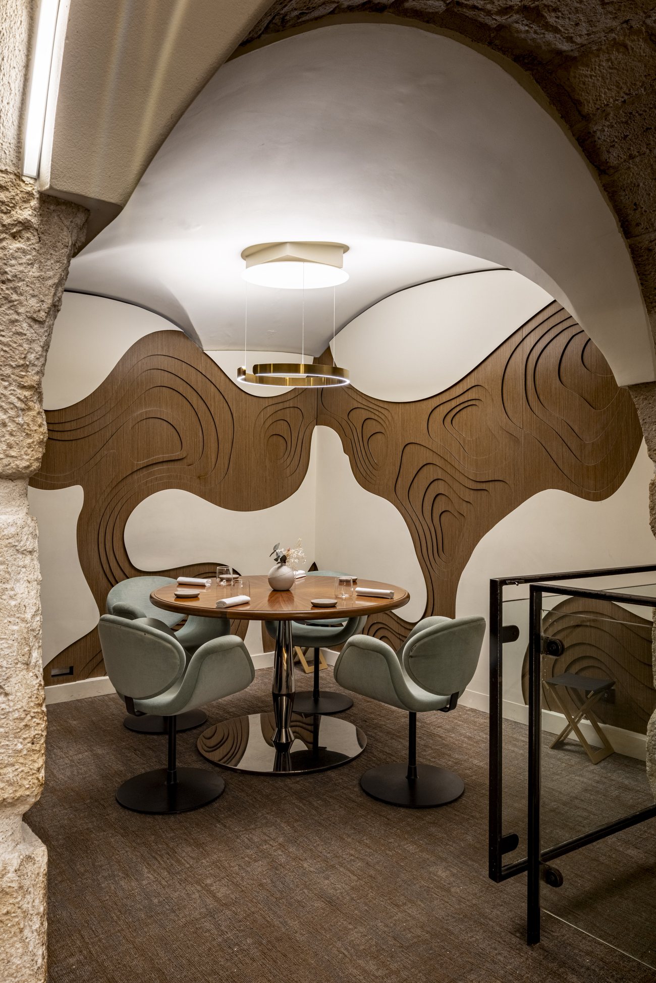 Le mur sculpté de la salle de Granite et ses fauteuils vert amande